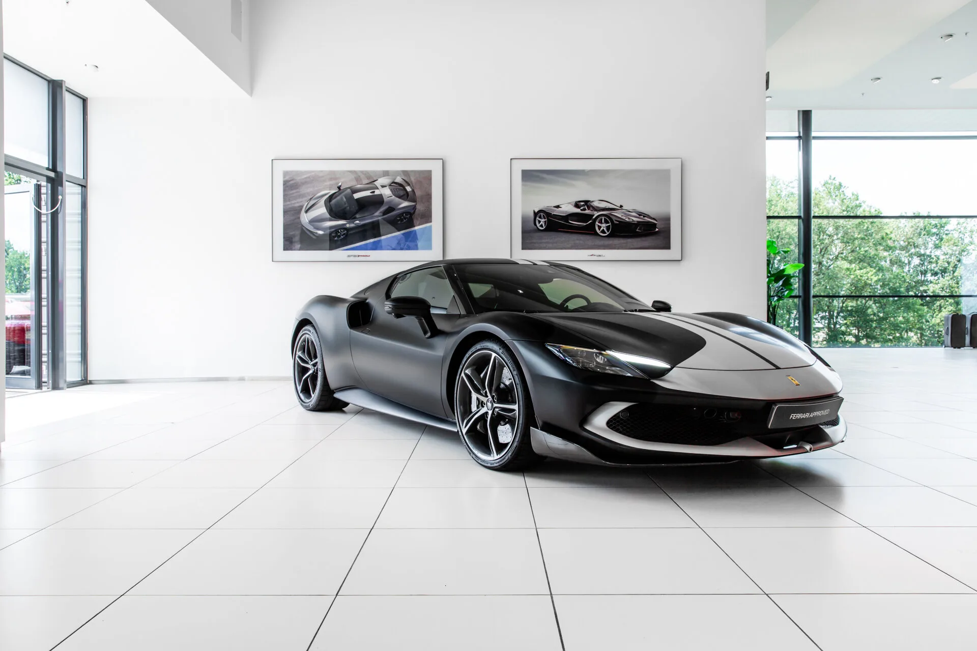 2024 Ferrari 296 GTB proposée par un concessionnaire spécialisé à Hengelo, Pays-Bas, photo principale