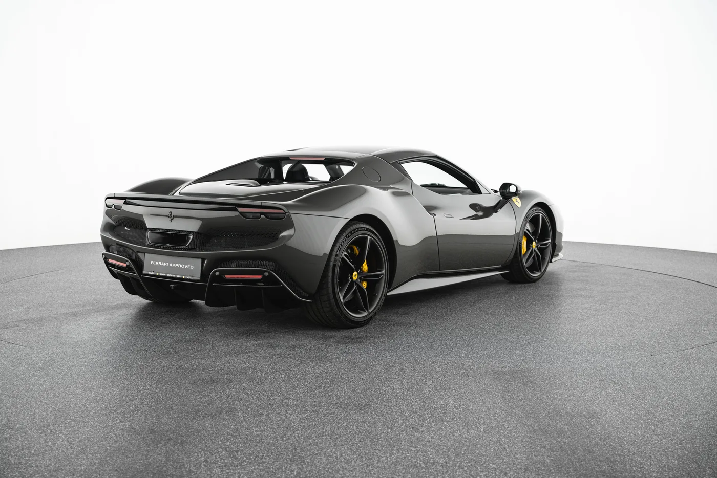 2024 Ferrari 296 GTB proposée par un concessionnaire spécialisé à Vösendorf, Autriche, photo 3 sur 15