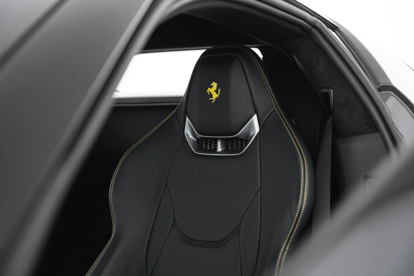 2024 Ferrari 296 GTB proposée par un concessionnaire spécialisé à Vösendorf, Autriche, photo 7 sur 15