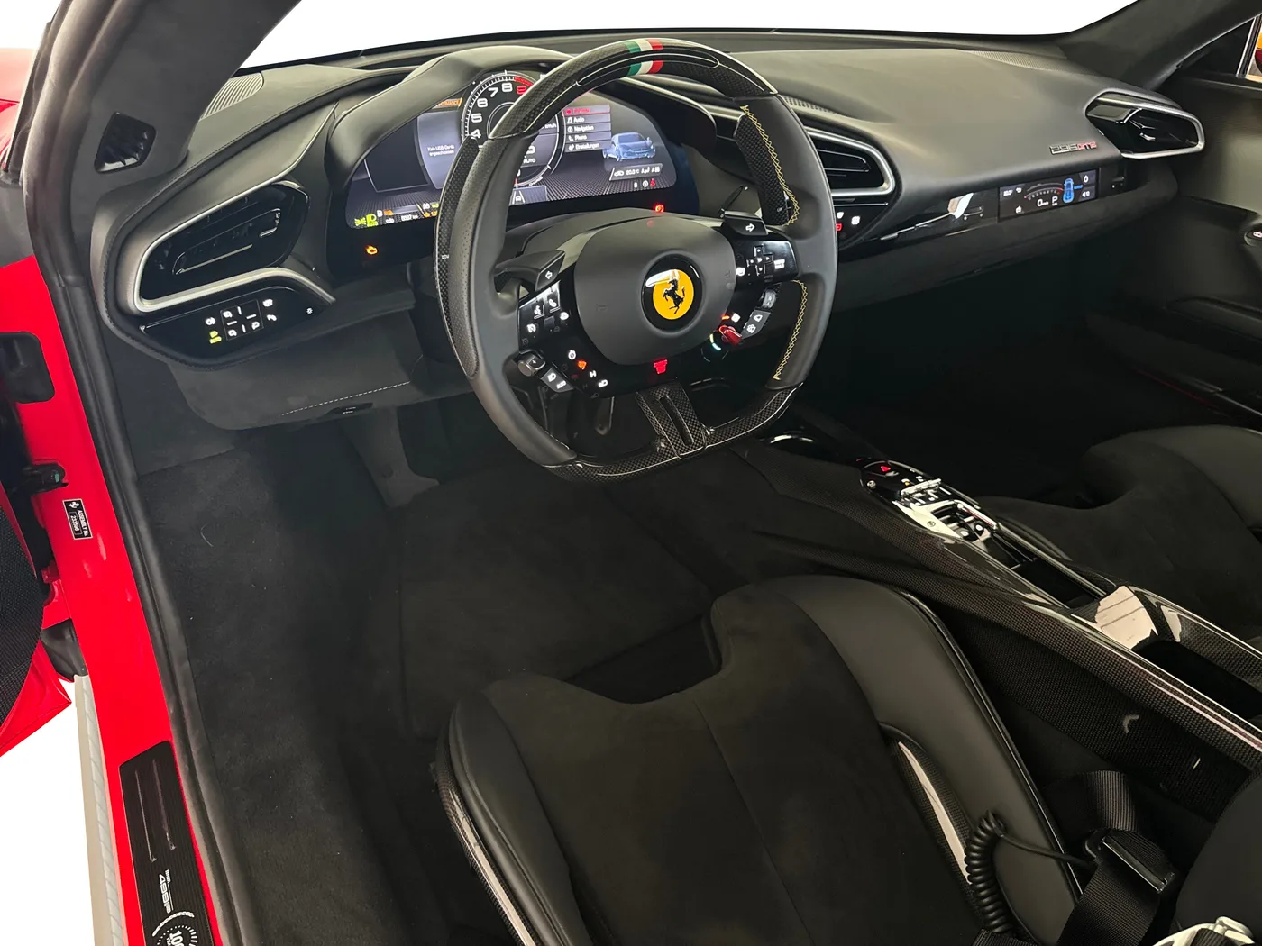 2024 Ferrari 296 GTB proposée par un concessionnaire spécialisé à Frankfurt am Main, Allemagne, photo 5 sur 15