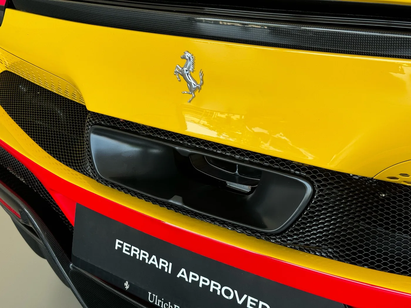 2024 Ferrari 296 GTB proposée par un concessionnaire spécialisé à Frankfurt am Main, Allemagne, photo 11 sur 15