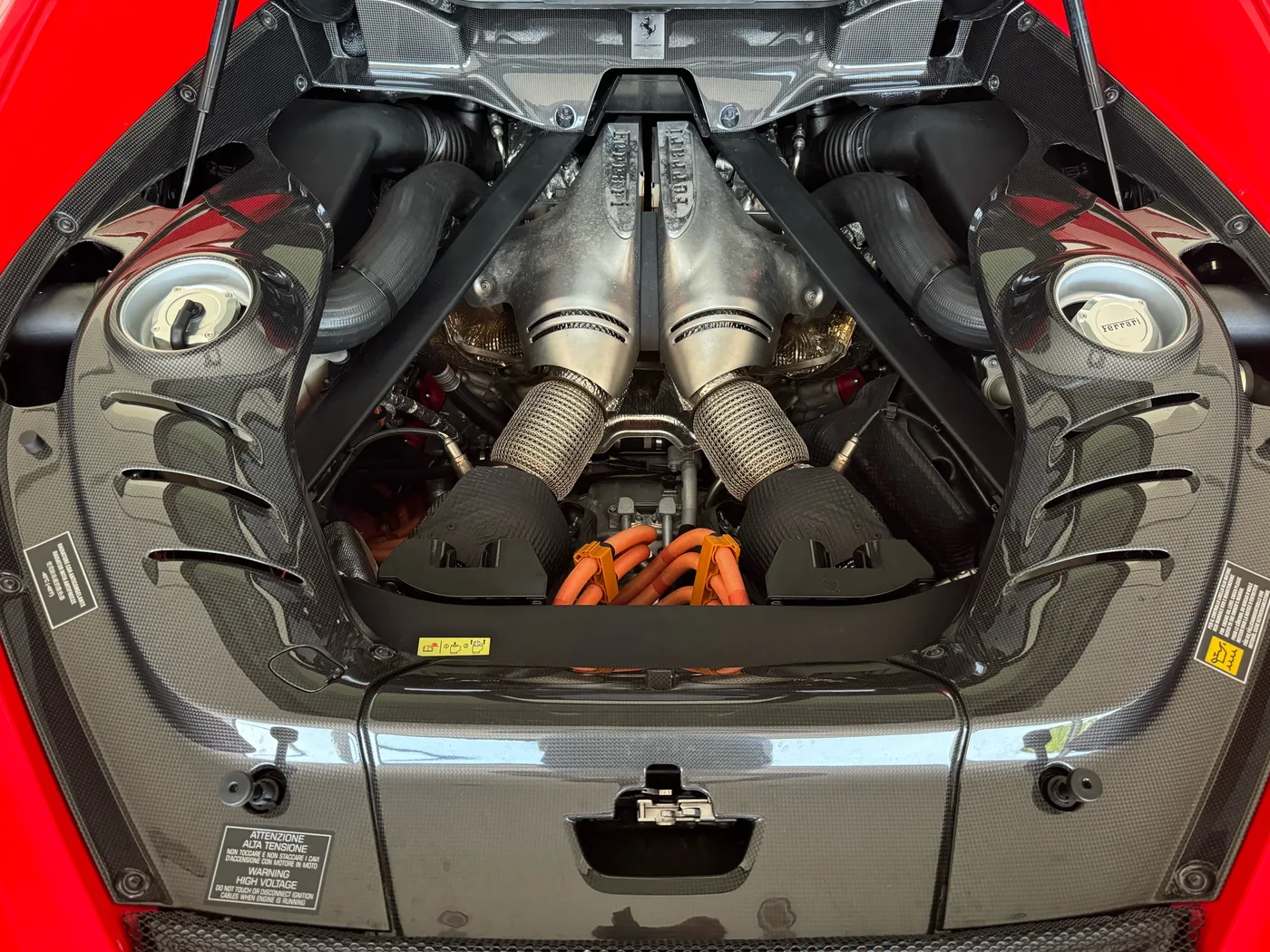 2024 Ferrari 296 GTB proposée par un concessionnaire spécialisé à Frankfurt am Main, Allemagne, photo 12 sur 15