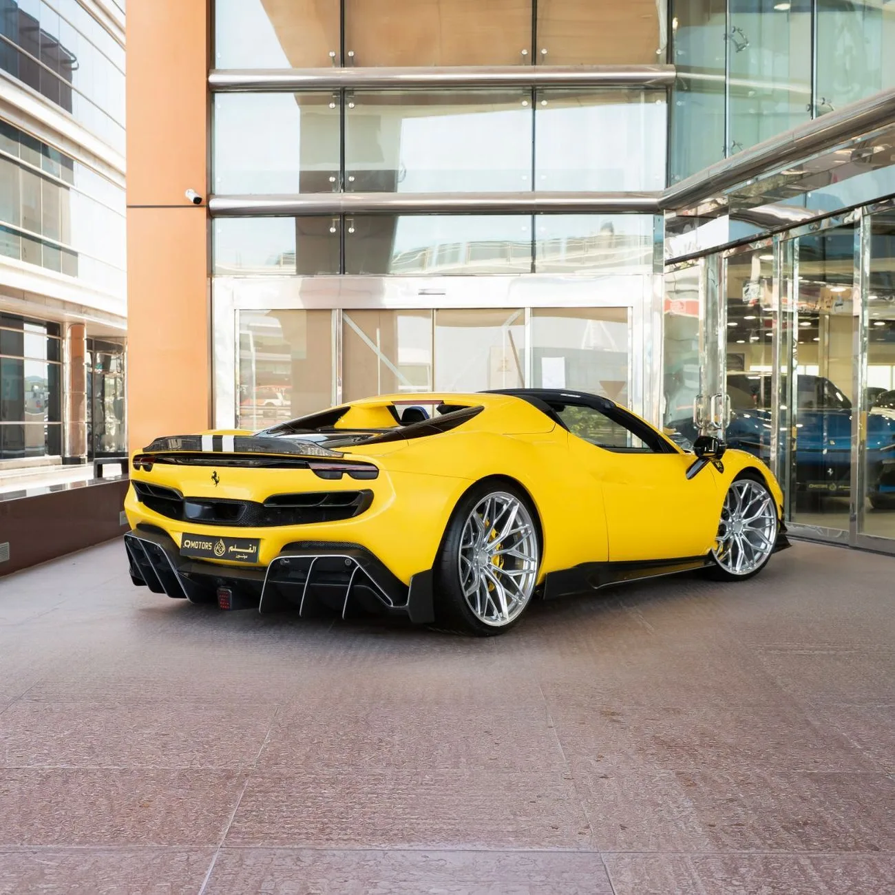 2024 Ferrari 296 GTS angeboten von einem Fachhändler in Dubai, Vereinigte Arabische Emirate, Foto 2 von 22