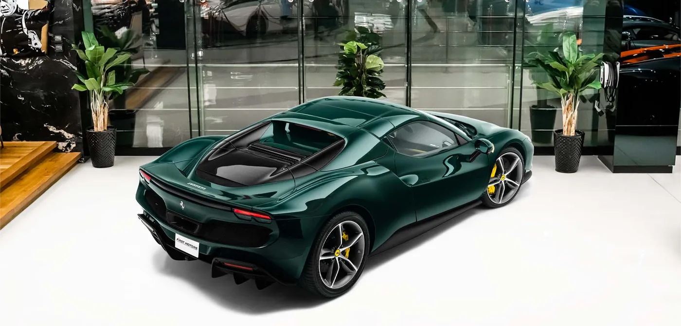 2024 Ferrari 296 GTS proposée par un concessionnaire spécialisé à Dubai, Émirats arabes unis, vue extérieure 2
