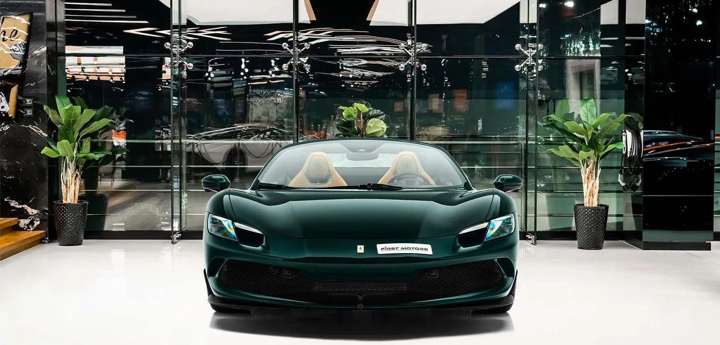 2024 Ferrari 296 GTS proposée par un concessionnaire spécialisé à Dubai, Émirats arabes unis, vue extérieure 3