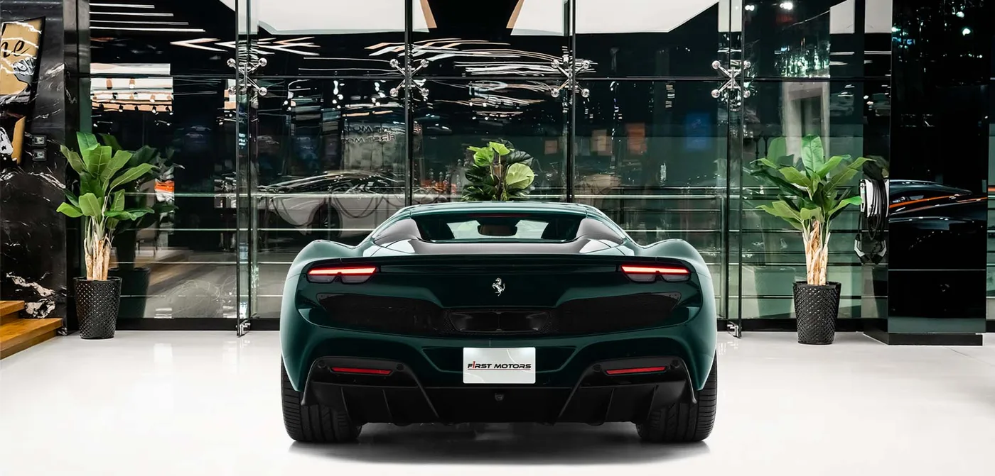 2024 Ferrari 296 GTS proposée par un concessionnaire spécialisé à Dubai, Émirats arabes unis, vue extérieure 4