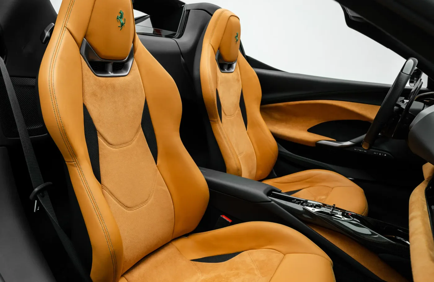 2024 Ferrari 296 GTS proposée par un concessionnaire spécialisé à Dubai, Émirats arabes unis, photo 7 sur 10