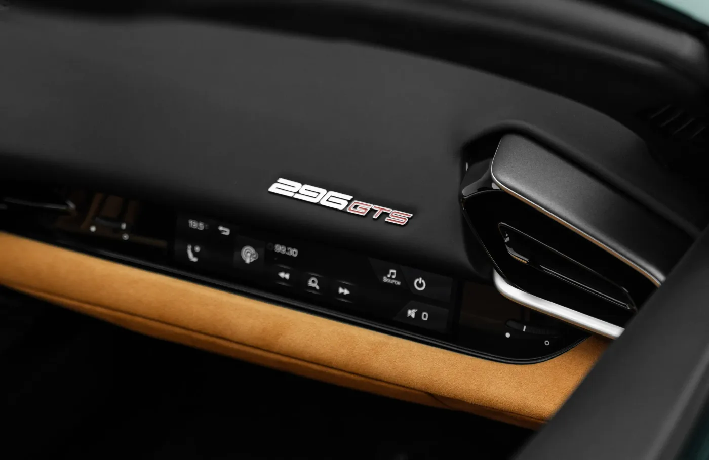 2024 Ferrari 296 GTS proposée par un concessionnaire spécialisé à Dubai, Émirats arabes unis, photo 8 sur 10