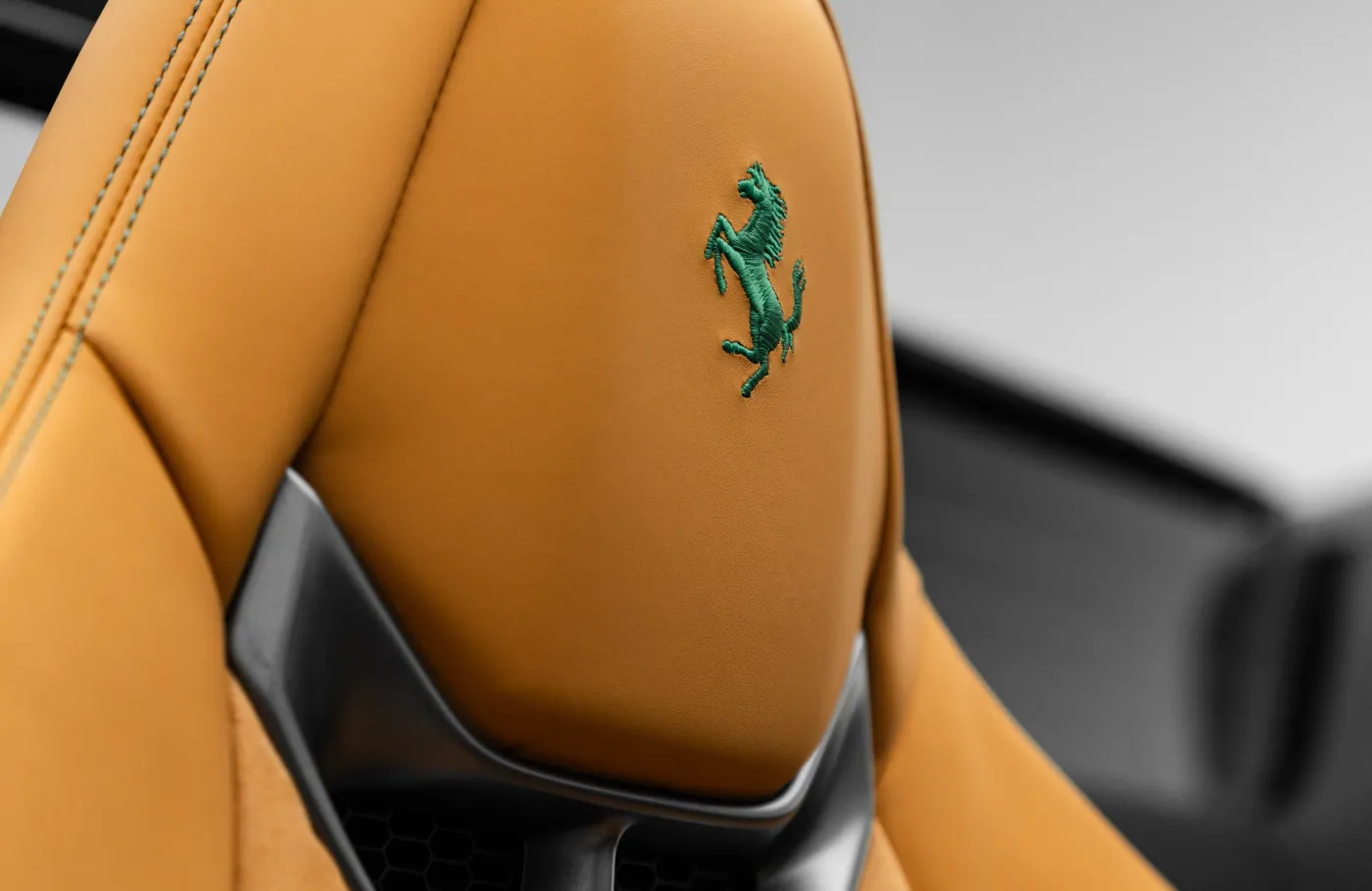 2024 Ferrari 296 GTS proposée par un concessionnaire spécialisé à Dubai, Émirats arabes unis, photo 10 sur 10