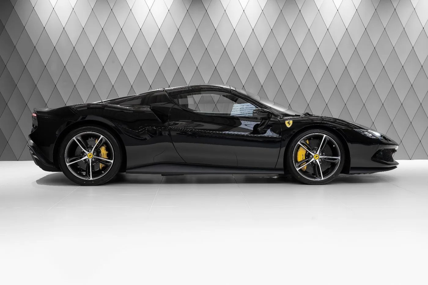 2024 Ferrari 296 GTS angeboten von einem Supersportwagenhändler in Schenefeld, Deutschland, Foto 4 von 19