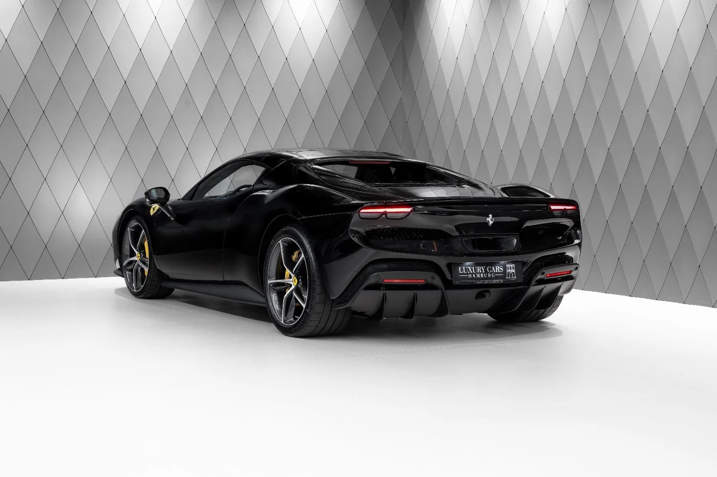 2024 Ferrari 296 GTS angeboten von einem Supersportwagenhändler in Schenefeld, Deutschland, Foto 5 von 19