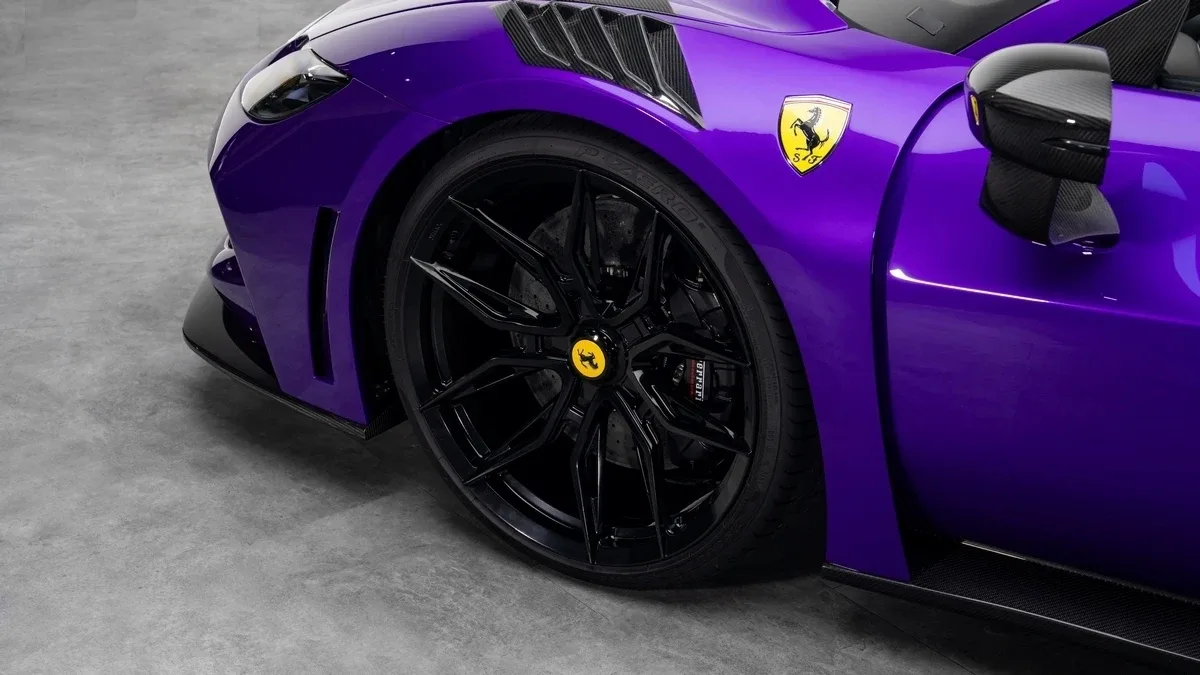 2024 Ferrari 296 GTS angeboten von einem Fachhändler in Dubai, Vereinigte Arabische Emirate, Foto 6 von 25