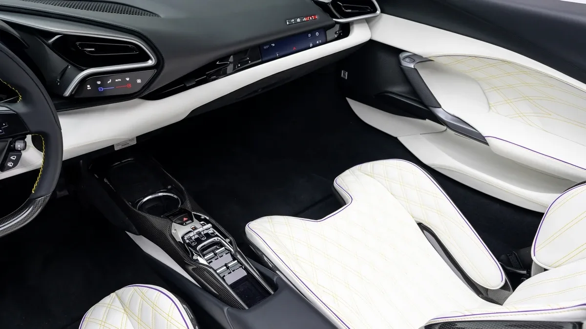 2024 Ferrari 296 GTS angeboten von einem Fachhändler in Dubai, Vereinigte Arabische Emirate, Foto 16 von 25