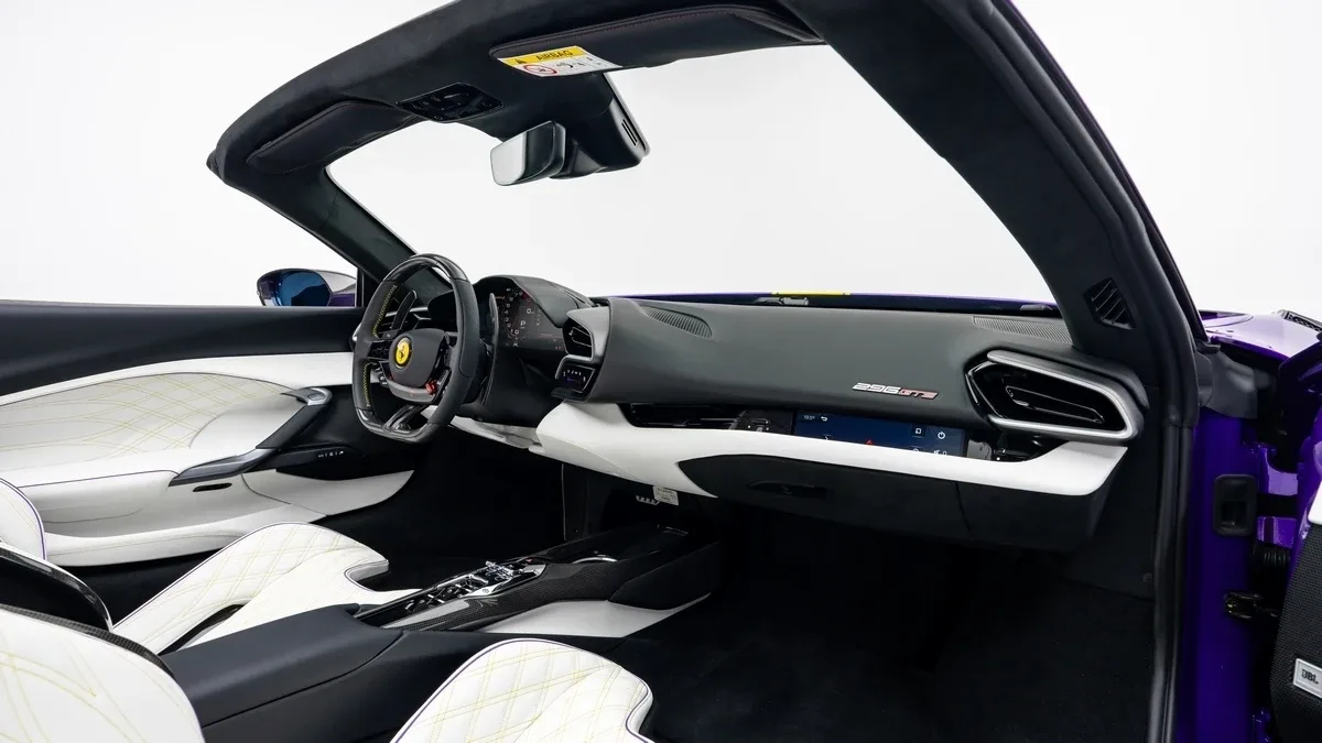 2024 Ferrari 296 GTS angeboten von einem Fachhändler in Dubai, Vereinigte Arabische Emirate, Foto 20 von 25