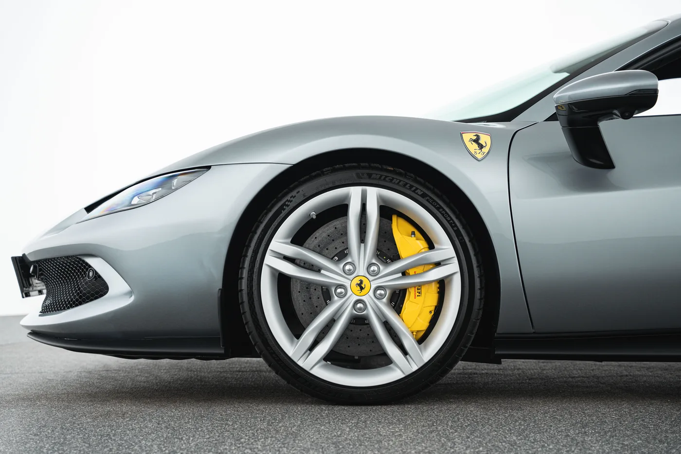 2024 Ferrari 296 GTS proposée par un concessionnaire spécialisé à Vösendorf, Autriche, photo 7 sur 15