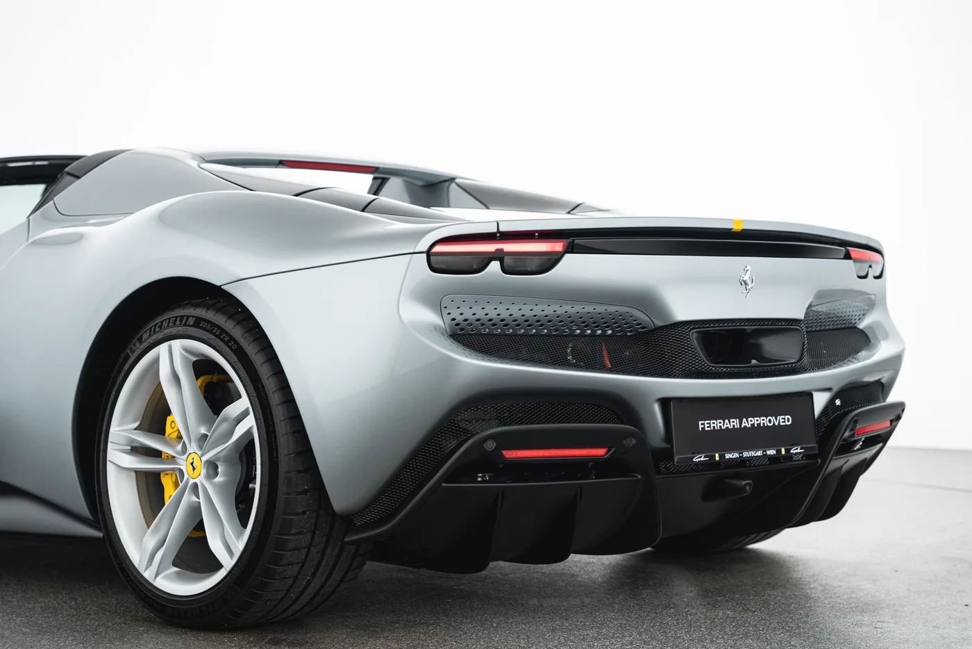 2024 Ferrari 296 GTS proposée par un concessionnaire spécialisé à Vösendorf, Autriche, photo 11 sur 15