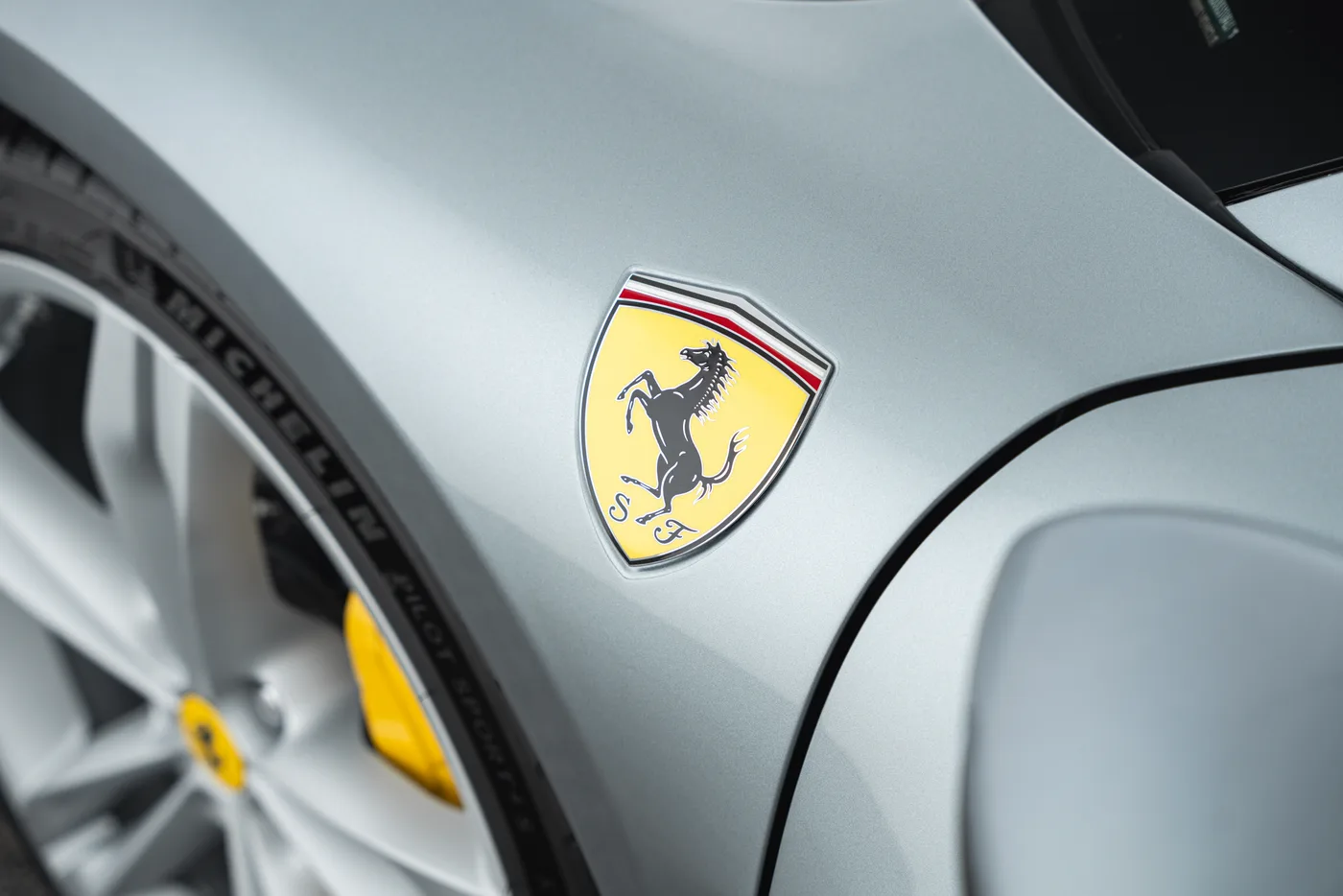 2024 Ferrari 296 GTS proposée par un concessionnaire spécialisé à Vösendorf, Autriche, photo 12 sur 15
