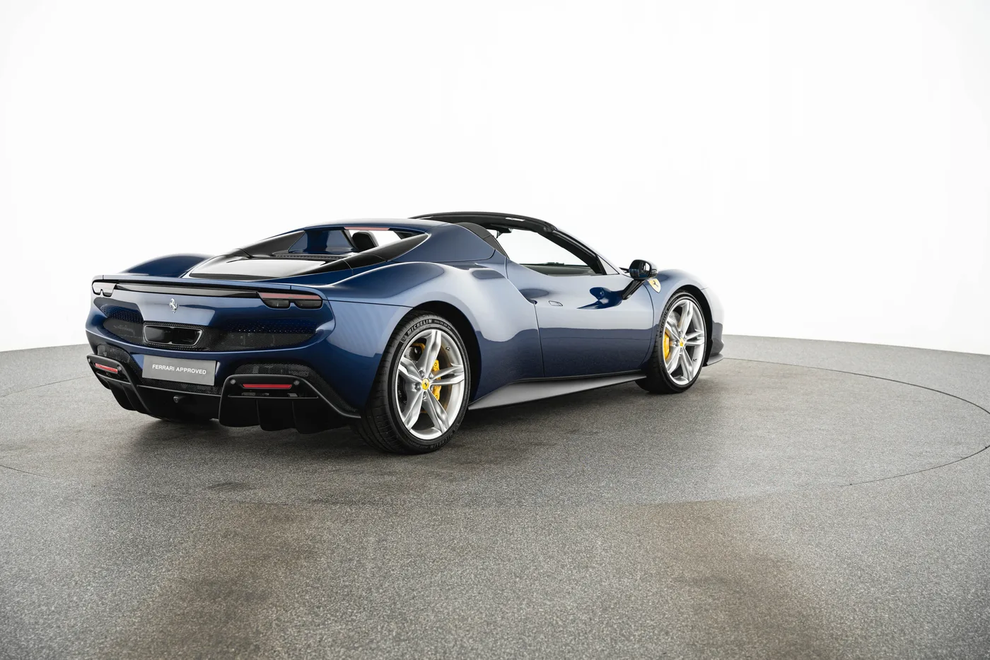 2024 Ferrari 296 GTS proposée par un concessionnaire spécialisé à Vösendorf, Autriche, photo 3 sur 15