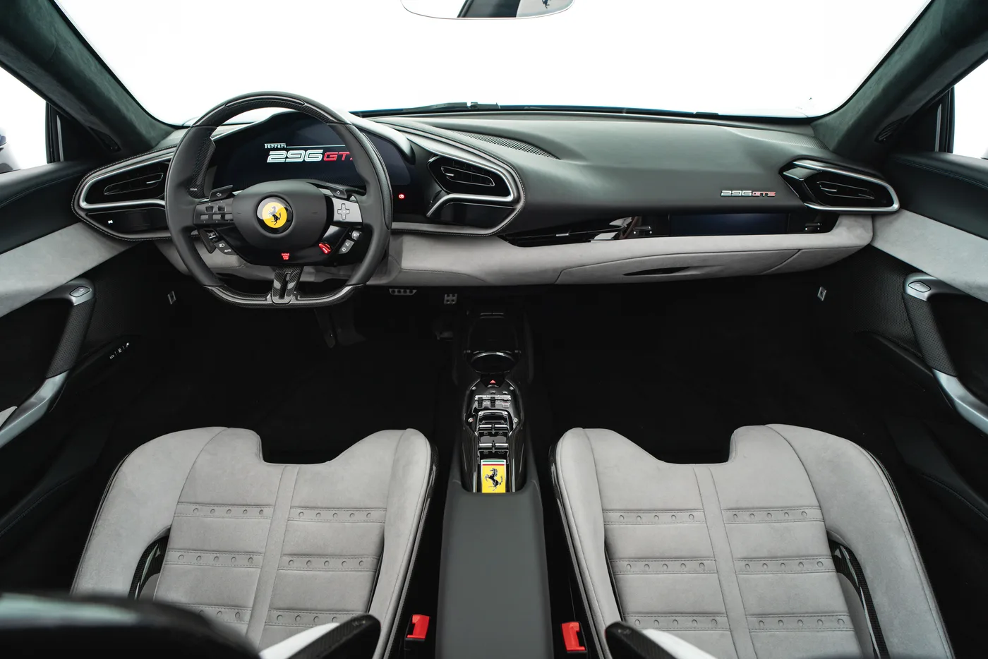 2024 Ferrari 296 GTS proposée par un concessionnaire spécialisé à Vösendorf, Autriche, photo 5 sur 15