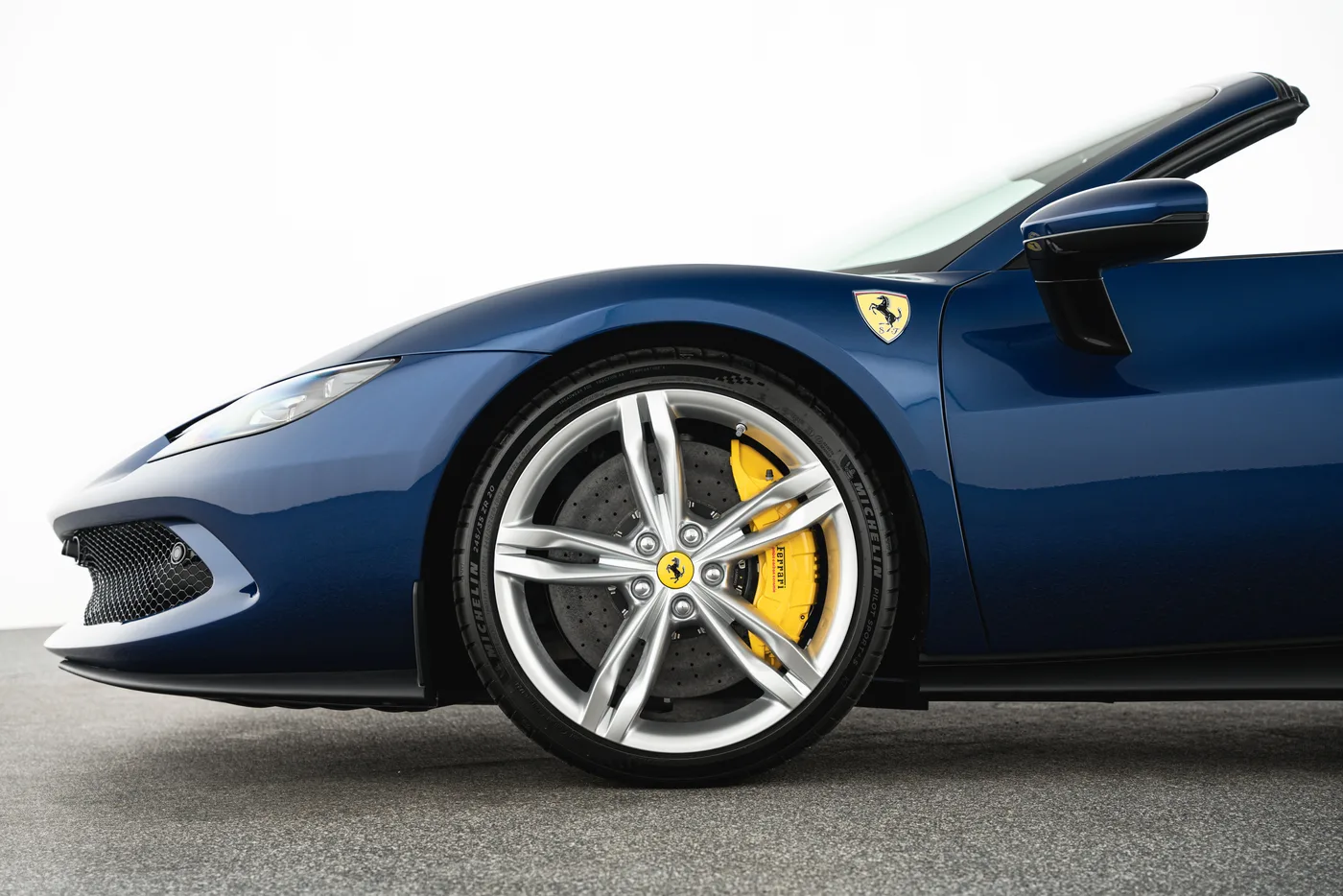 2024 Ferrari 296 GTS proposée par un concessionnaire spécialisé à Vösendorf, Autriche, photo 7 sur 15
