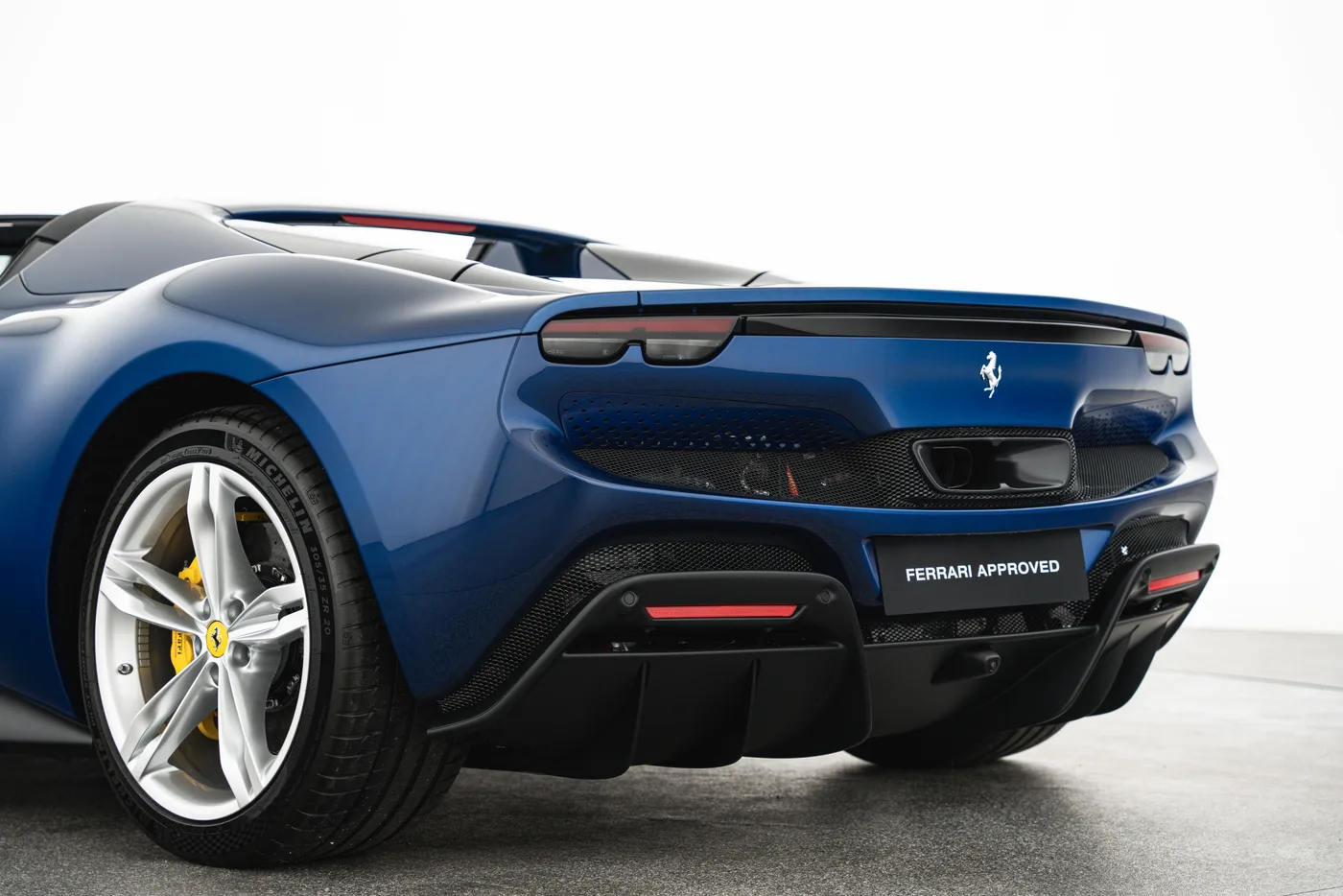 2024 Ferrari 296 GTS proposée par un concessionnaire spécialisé à Vösendorf, Autriche, photo 11 sur 15