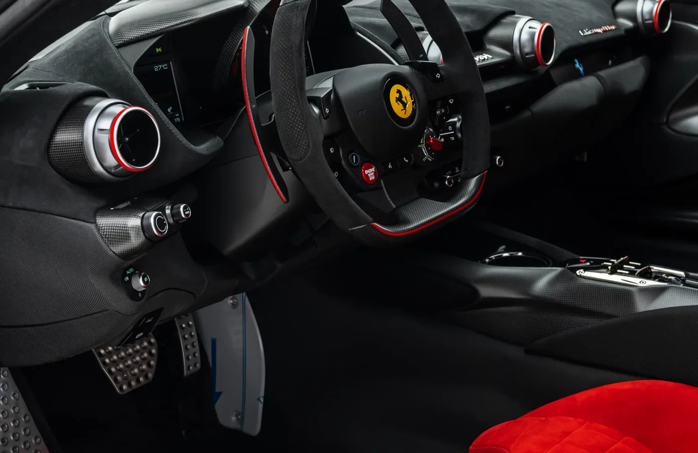 2024 Ferrari 812 Competizione proposée par un concessionnaire spécialisé à Dubai, Émirats arabes unis, photo 7 sur 10
