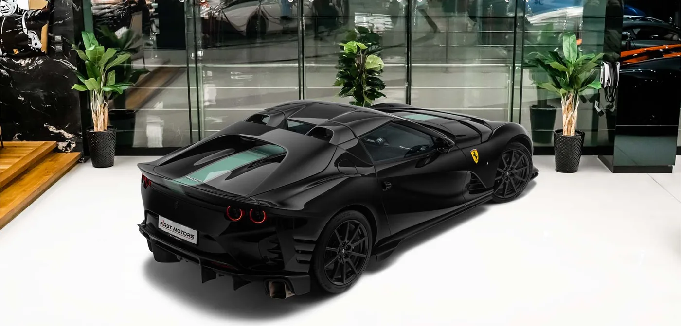2024 Ferrari 812 Competizione A proposée par un concessionnaire spécialisé à Dubai, Émirats arabes unis, vue extérieure 2