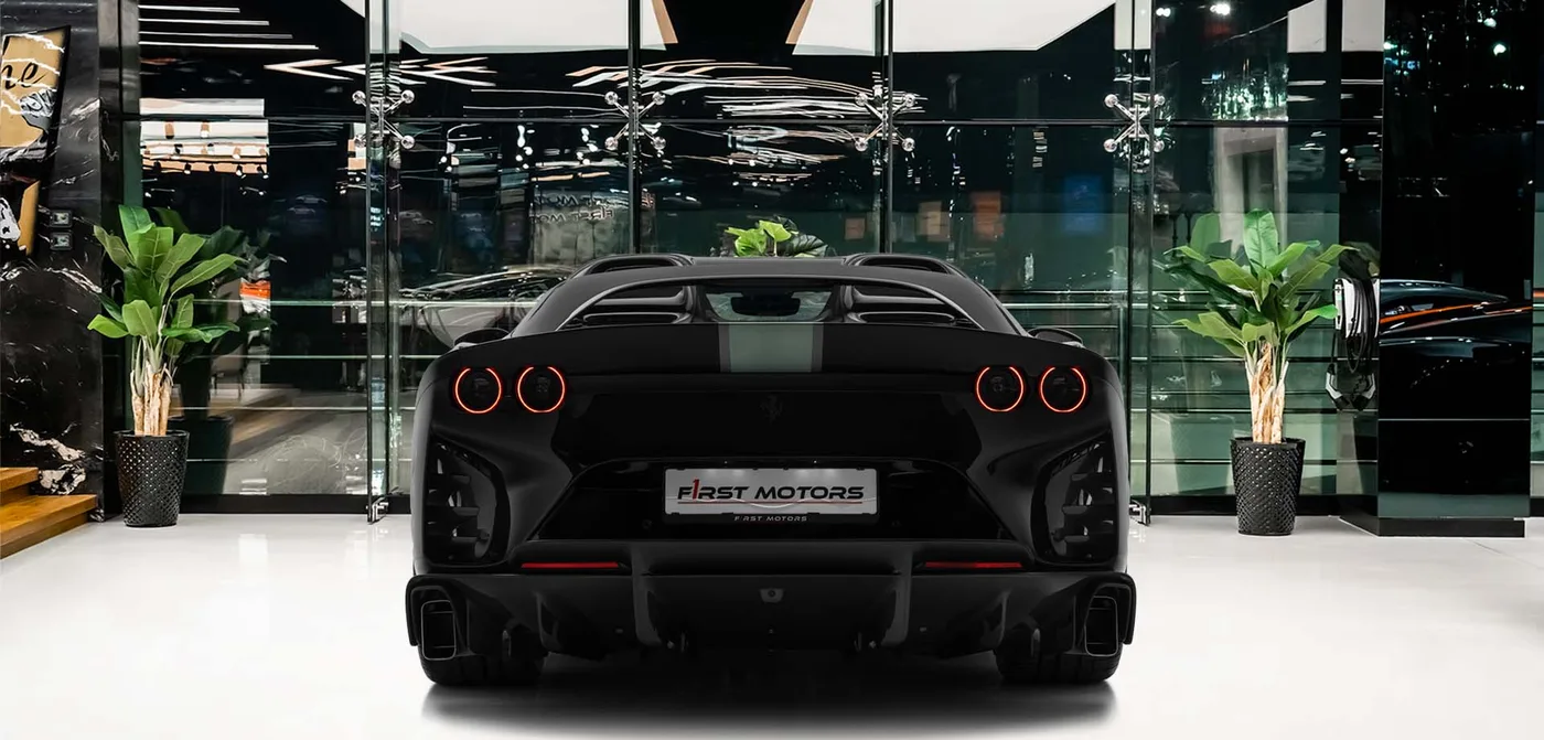 2024 Ferrari 812 Competizione A proposée par un concessionnaire spécialisé à Dubai, Émirats arabes unis, vue extérieure 4
