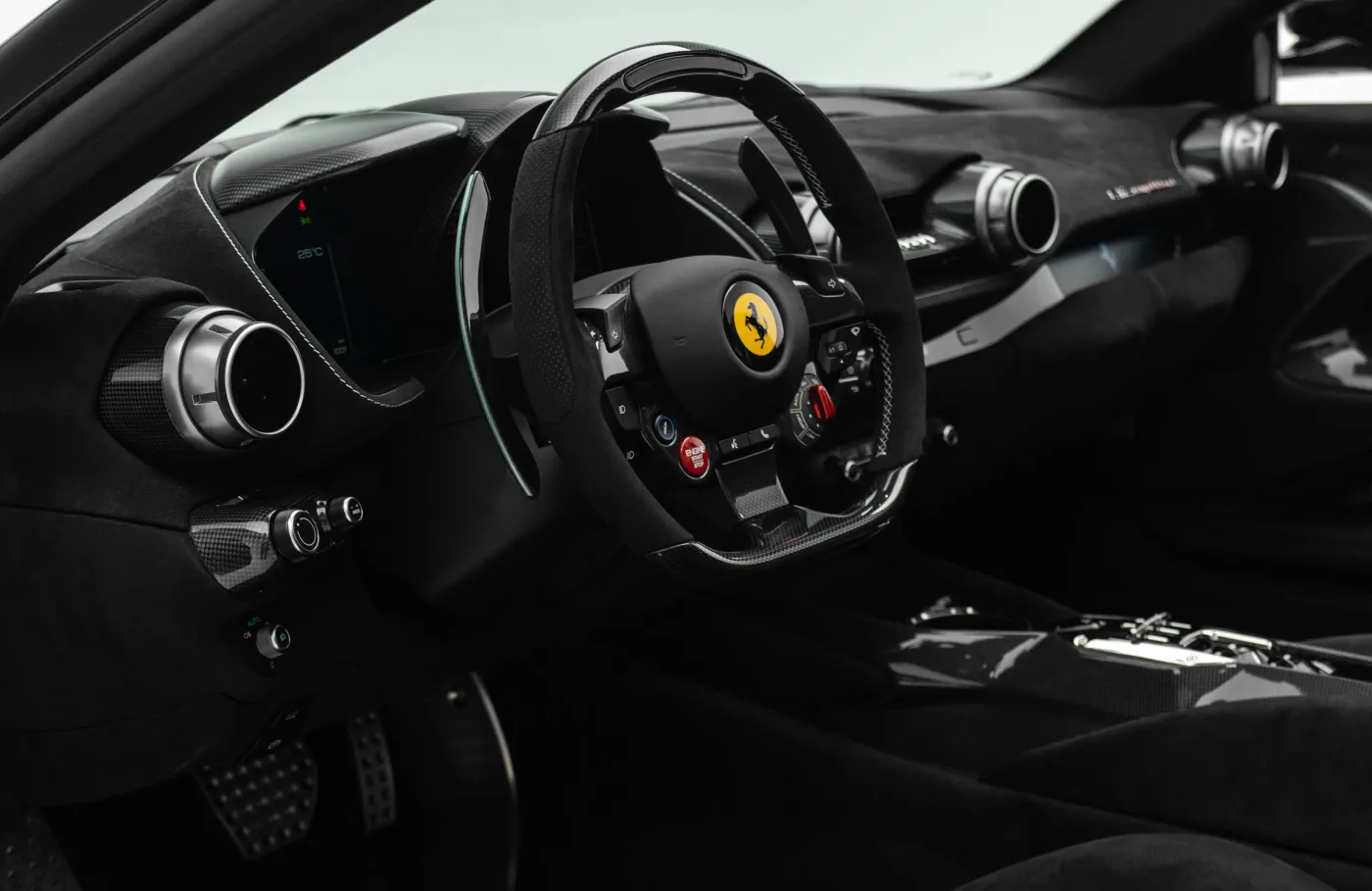 2024 Ferrari 812 Competizione A proposée par un concessionnaire spécialisé à Dubai, Émirats arabes unis, photo 5 sur 10