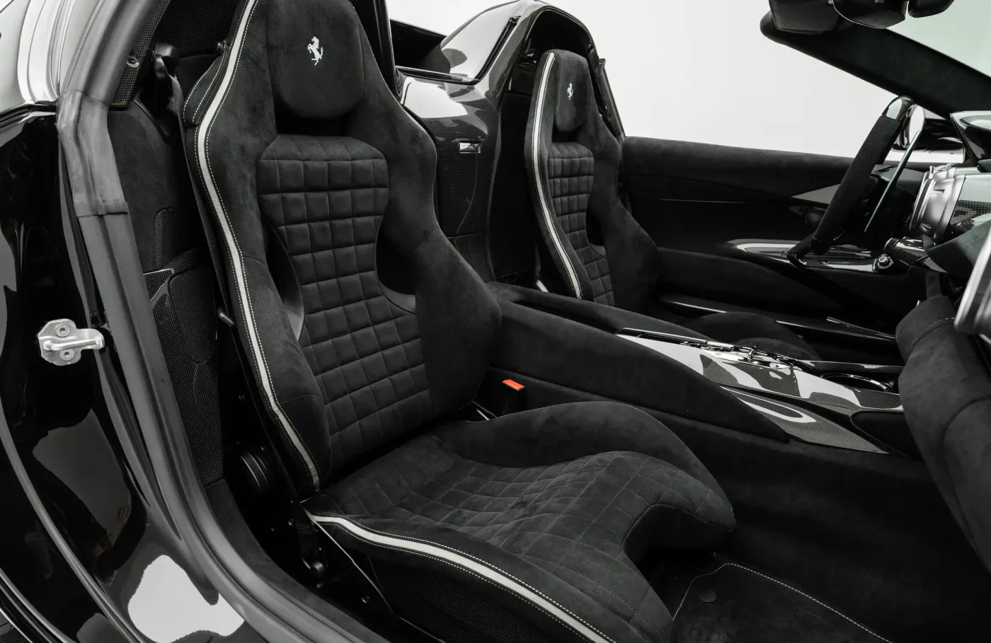 2024 Ferrari 812 Competizione A proposée par un concessionnaire spécialisé à Dubai, Émirats arabes unis, photo 8 sur 10