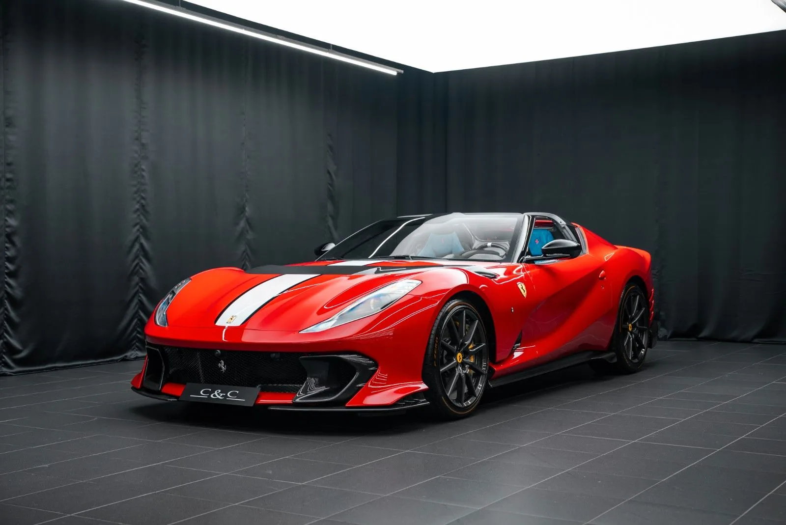 2024 Ferrari 812 Competizione A angeboten von einem Supersportwagenhändler in Putzbrunn, Deutschland, Hauptfoto