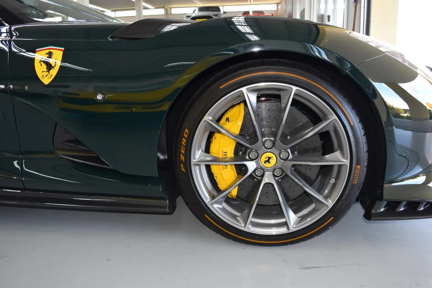 2024 Ferrari 812 Competizione A proposée par un concessionnaire spécialisé à Pfaffenhofen an der Ilm, Allemagne, photo 10 sur 15