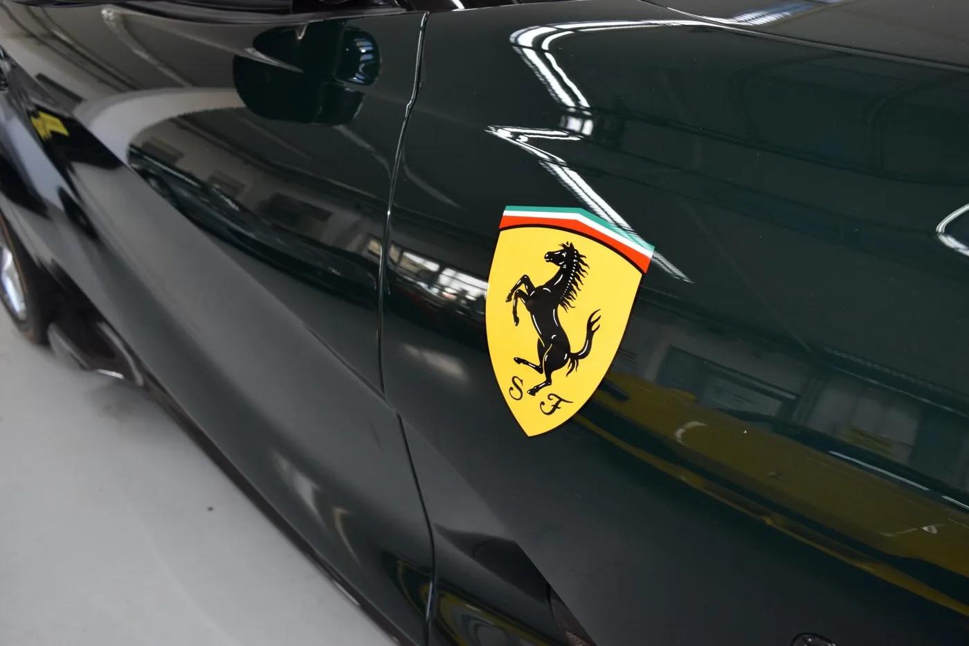 2024 Ferrari 812 Competizione A proposée par un concessionnaire spécialisé à Pfaffenhofen an der Ilm, Allemagne, photo 11 sur 15