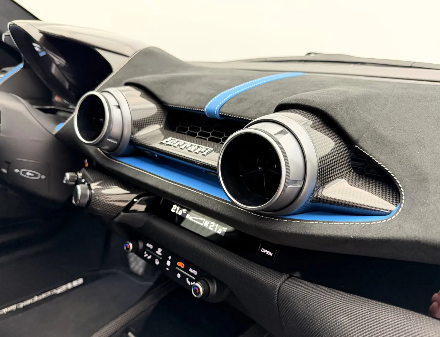 2024 Ferrari 812 Competizione, 13/30