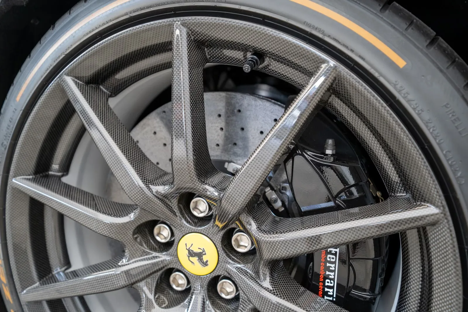 2024 Ferrari 812 Competizione, 29/30