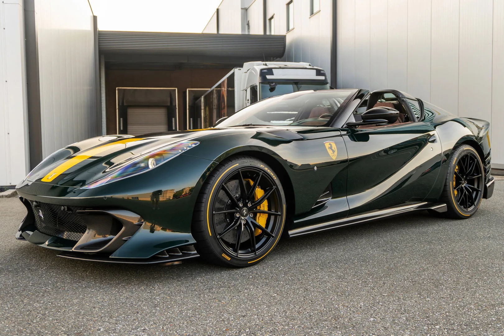 2024 Ferrari 812 Competizione A angeboten von einem Supersportwagenhändler in Woerden, Niederlande, Hauptfoto