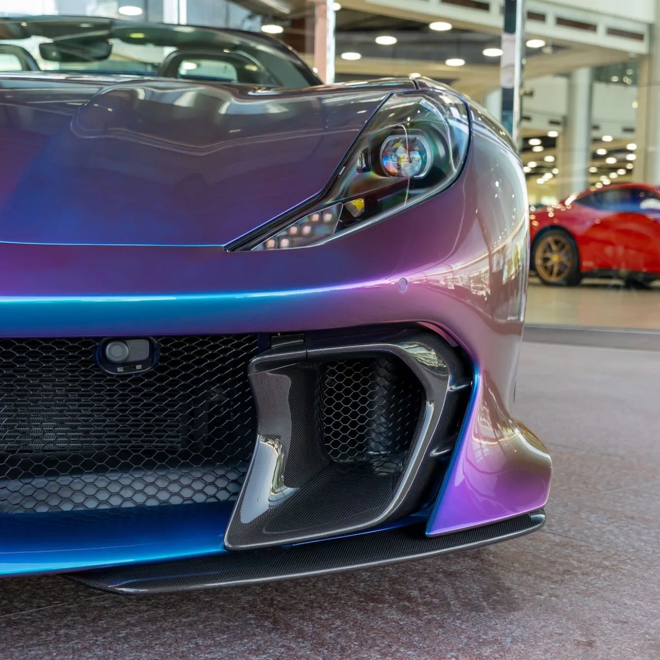 2024 Ferrari 812 Competizione proposée par un concessionnaire spécialisé à Dubai, Émirats arabes unis, photo 4 sur 19
