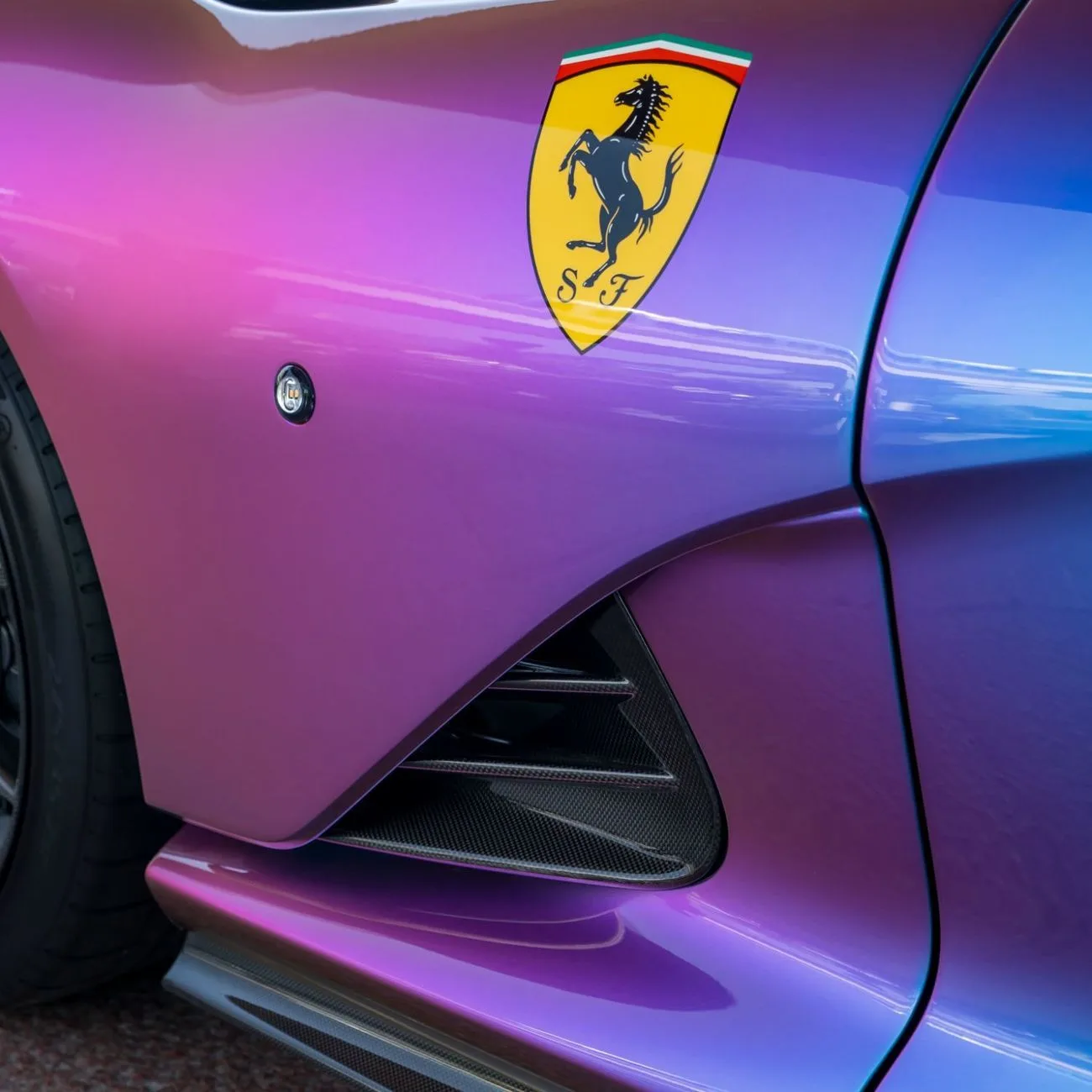 2024 Ferrari 812 Competizione proposée par un concessionnaire spécialisé à Dubai, Émirats arabes unis, photo 8 sur 19