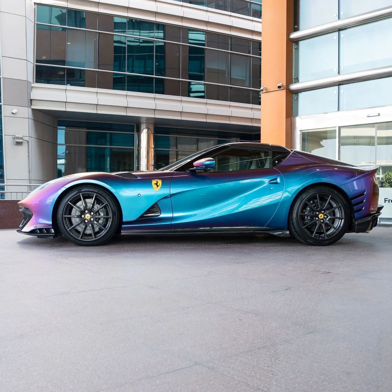 2024 Ferrari 812 Competizione proposée par un concessionnaire spécialisé à Dubai, Émirats arabes unis, photo 9 sur 19