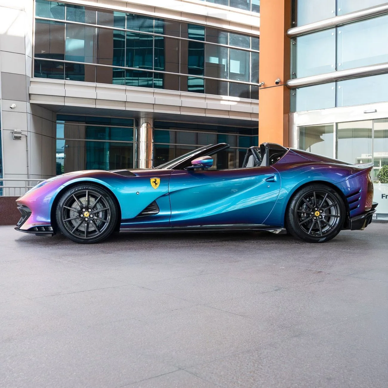 2024 Ferrari 812 Competizione proposée par un concessionnaire spécialisé à Dubai, Émirats arabes unis, photo 10 sur 19