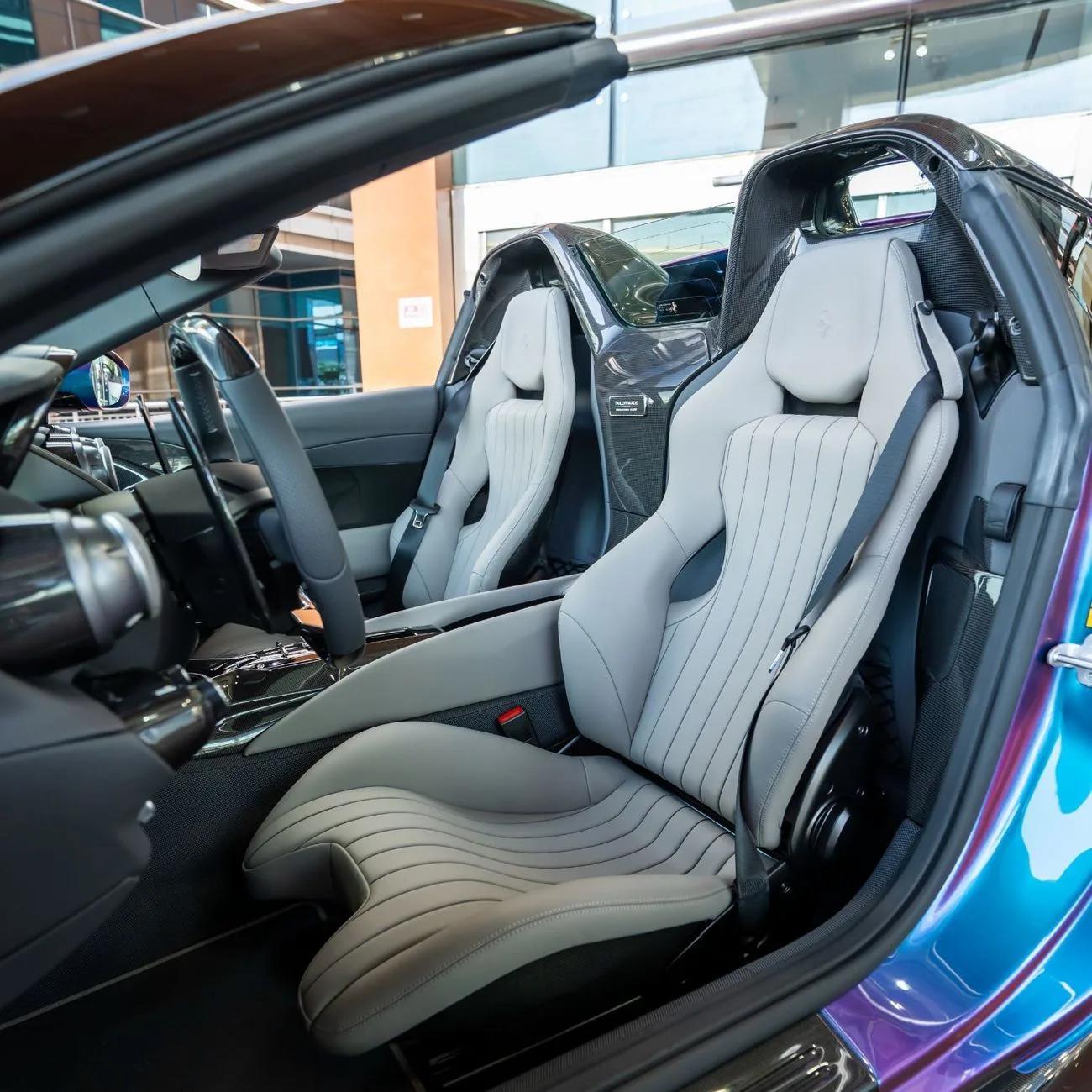 2024 Ferrari 812 Competizione proposée par un concessionnaire spécialisé à Dubai, Émirats arabes unis, photo 11 sur 19