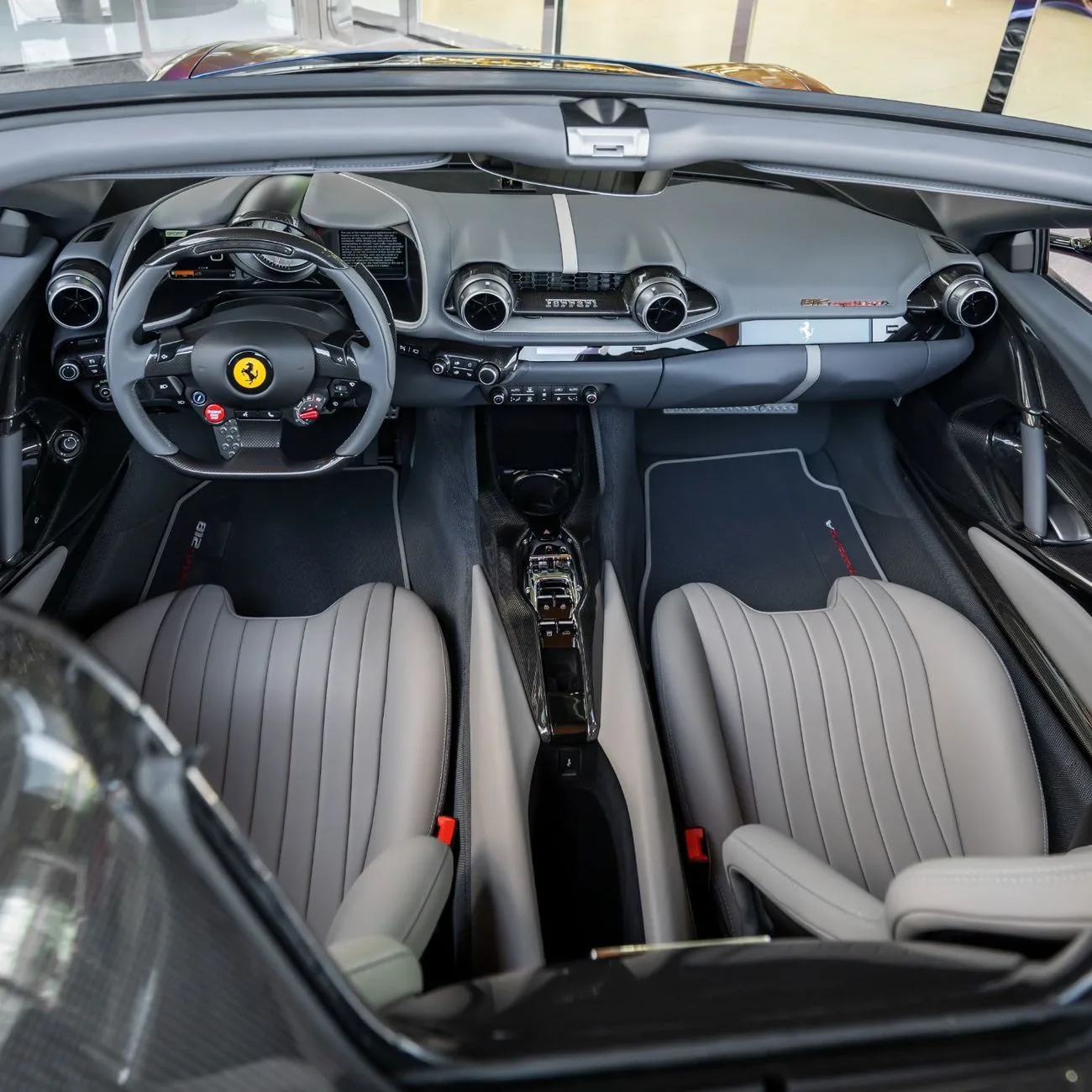 2024 Ferrari 812 Competizione proposée par un concessionnaire spécialisé à Dubai, Émirats arabes unis, photo 14 sur 19