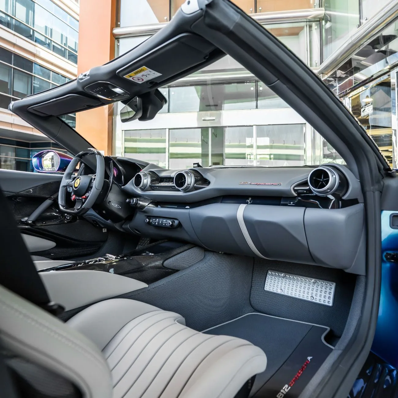 2024 Ferrari 812 Competizione proposée par un concessionnaire spécialisé à Dubai, Émirats arabes unis, photo 15 sur 19