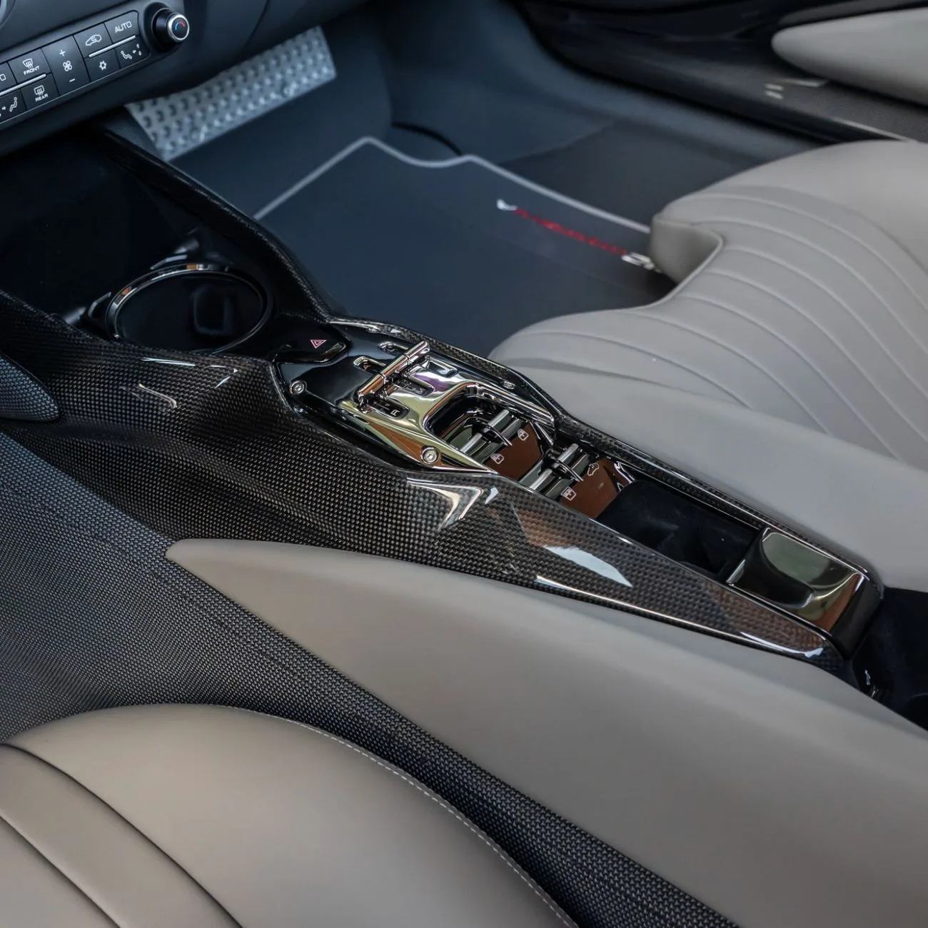 2024 Ferrari 812 Competizione proposée par un concessionnaire spécialisé à Dubai, Émirats arabes unis, photo 16 sur 19