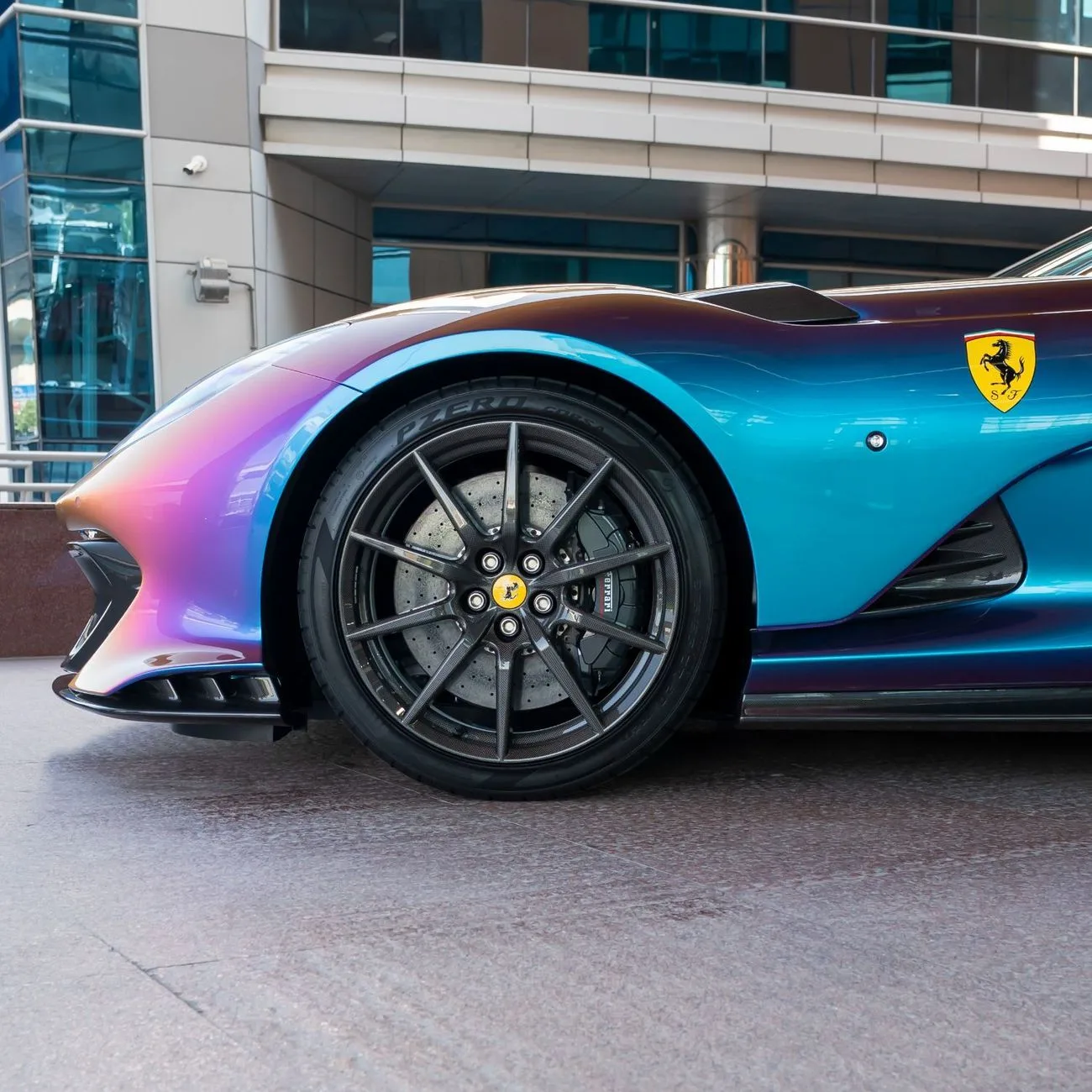 2024 Ferrari 812 Competizione proposée par un concessionnaire spécialisé à Dubai, Émirats arabes unis, photo 17 sur 19
