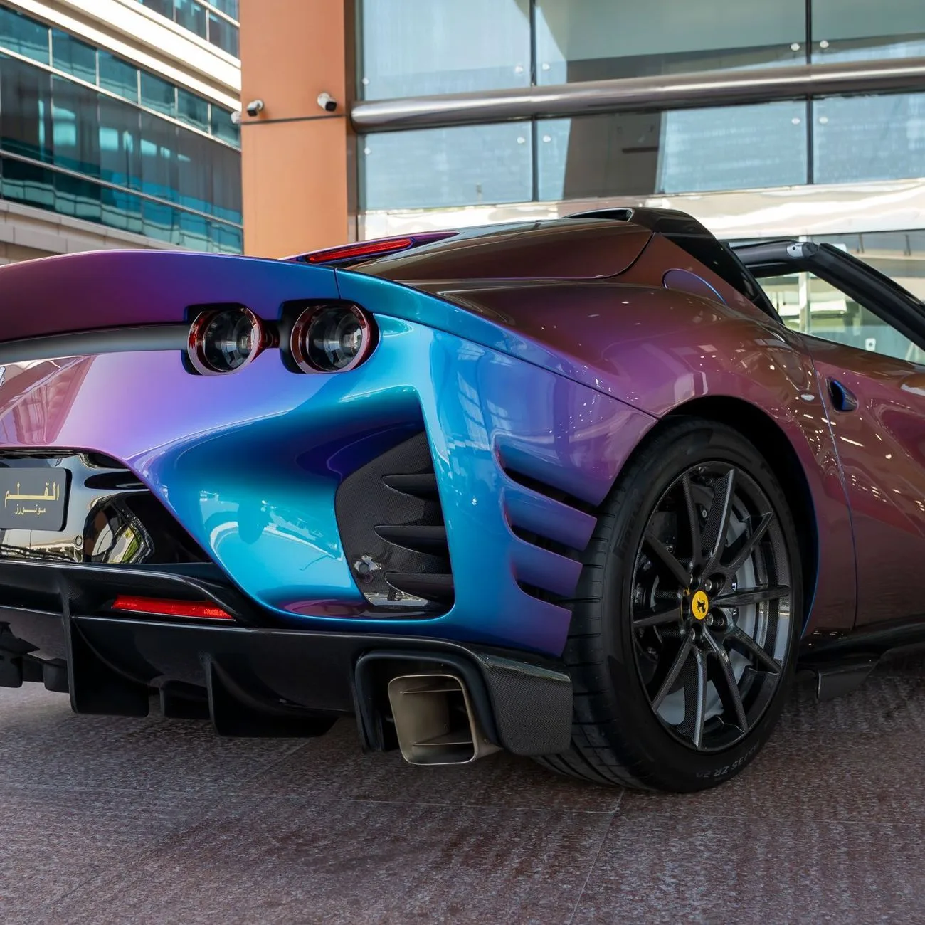 2024 Ferrari 812 Competizione proposée par un concessionnaire spécialisé à Dubai, Émirats arabes unis, photo 18 sur 19