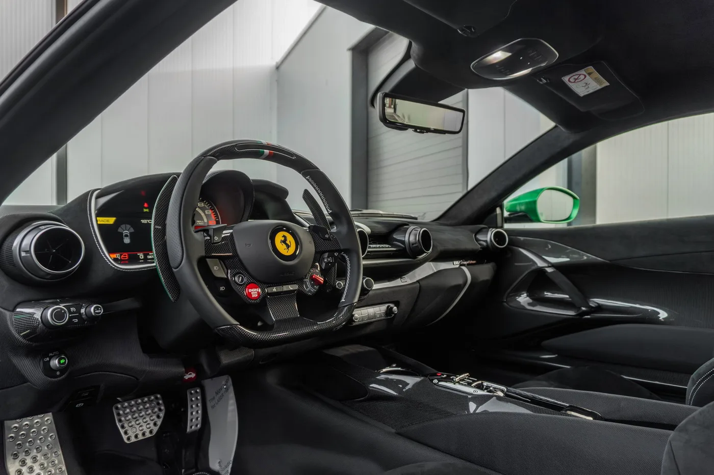 2024 Ferrari 812 Competizione angeboten von einem Supersportwagenhändler in Woerden, Niederlande, Foto 3 von 25