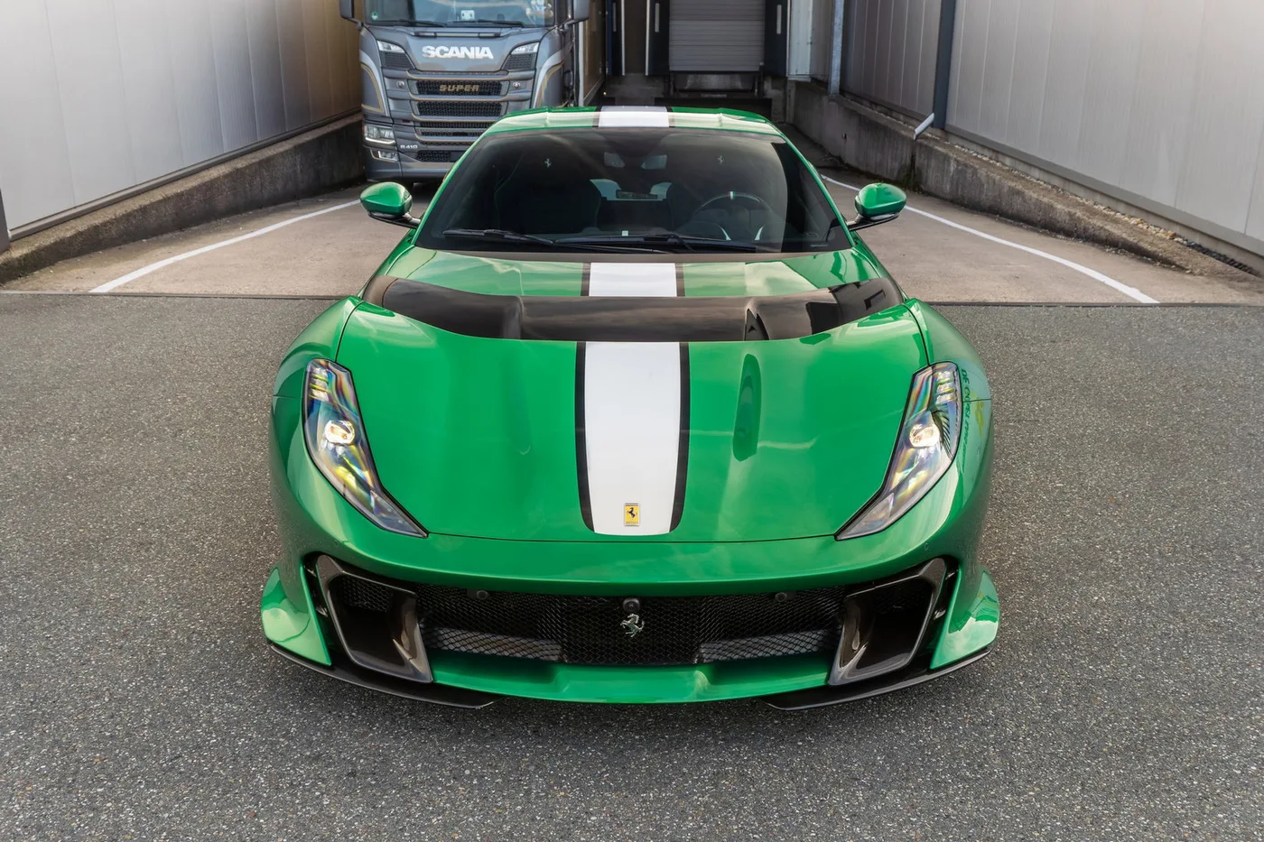 2024 Ferrari 812 Competizione angeboten von einem Supersportwagenhändler in Woerden, Niederlande, Foto 19 von 25