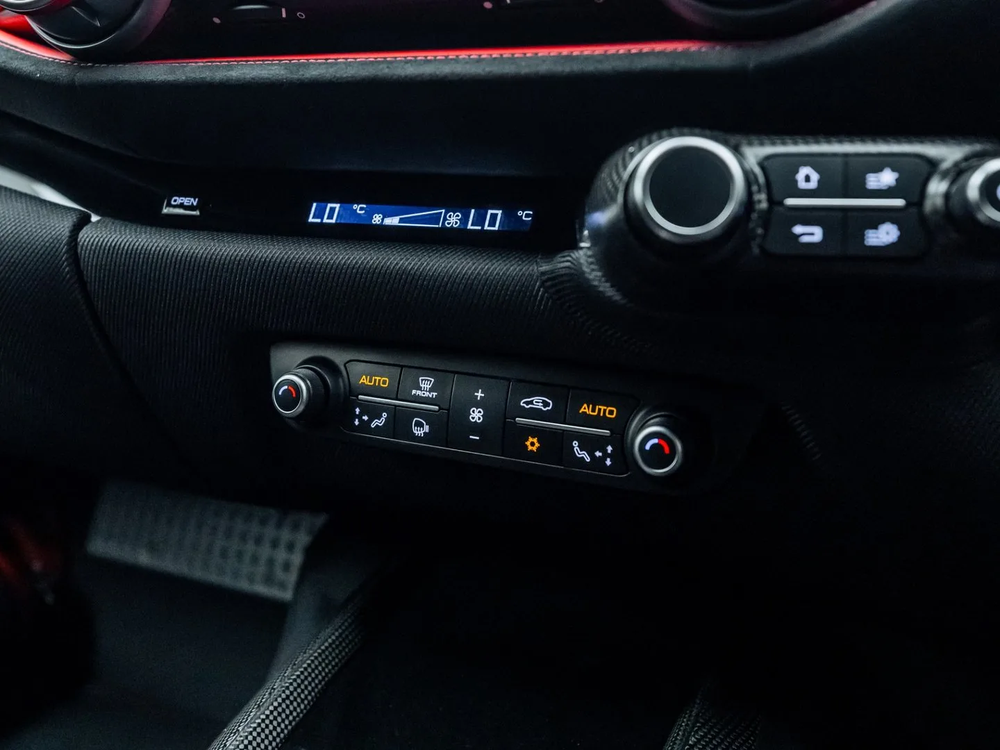 2024 Ferrari 812 Competizione, 26/30