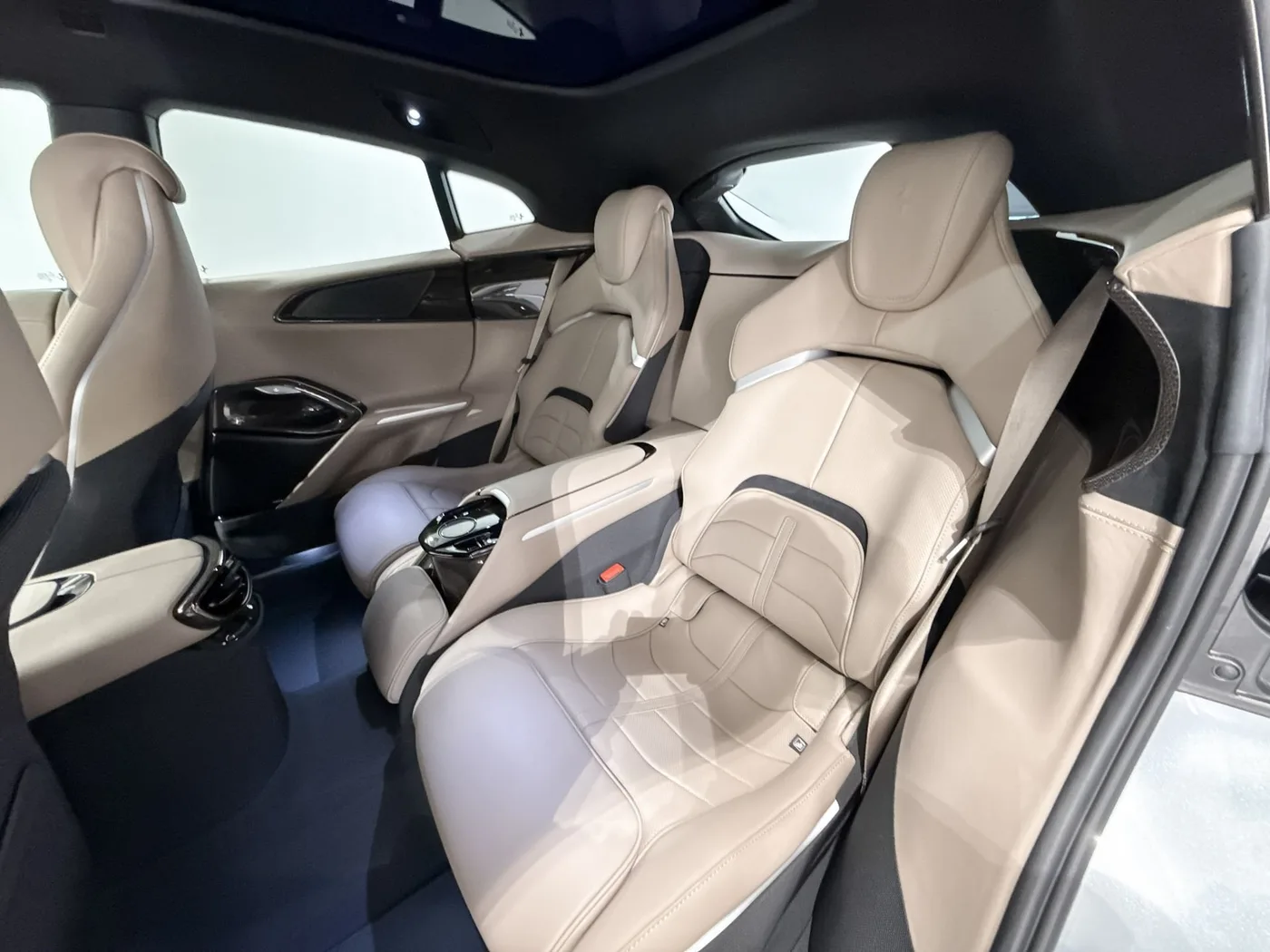 2024 Ferrari Purosangue offered by a supercar dealer in Zibido San Giacomo, Italy, photo 16 of 20